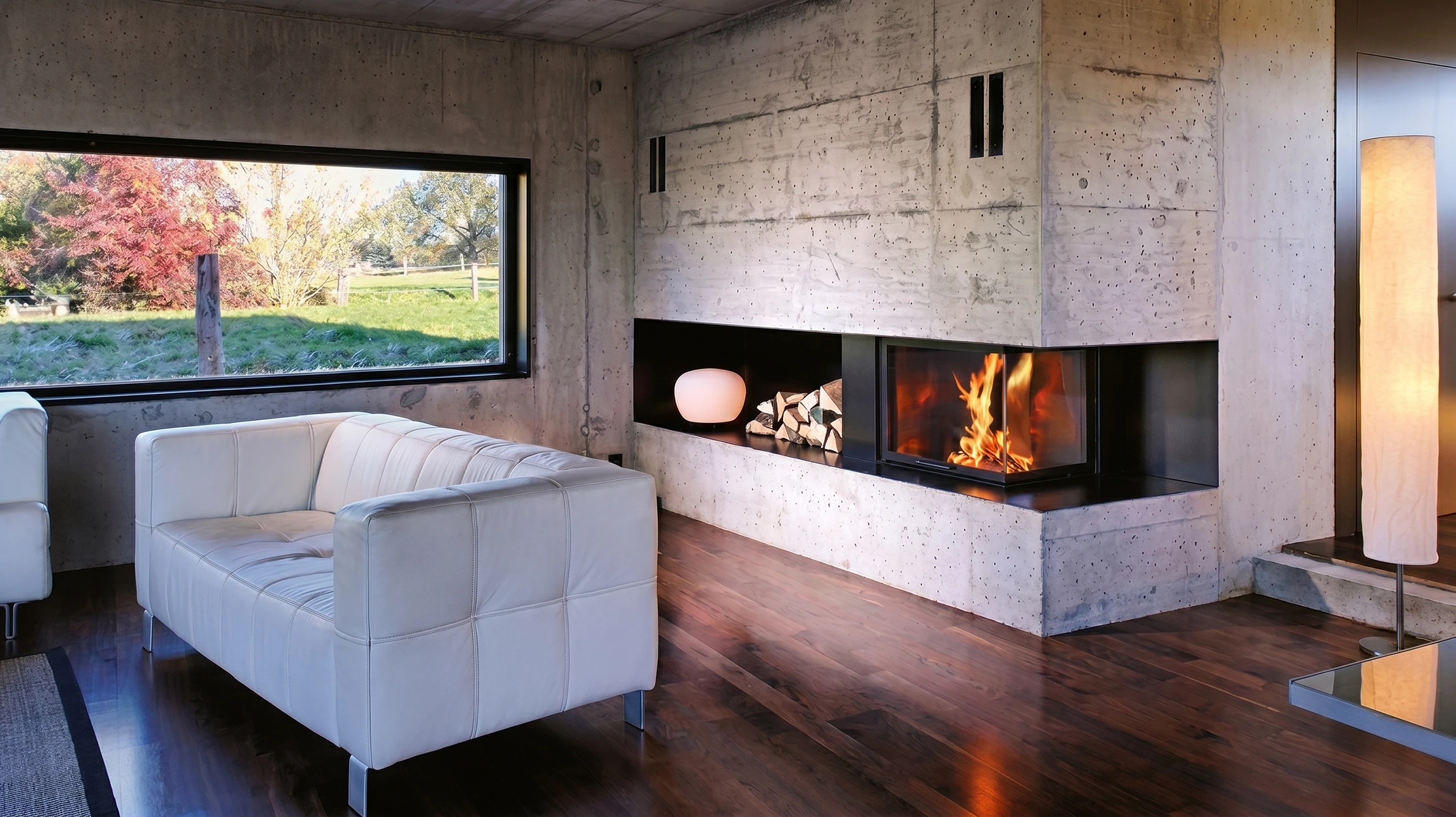 Showroom intérieur présentant plusieurs poêles à granulés de différents modèles disposés sur parquet bois