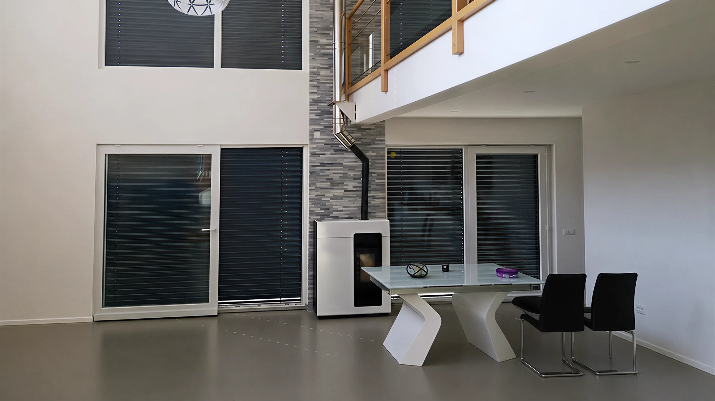 Intérieur moderne avec cheminée à foyer fermé encastrée dans mur blanc, feu actif visible